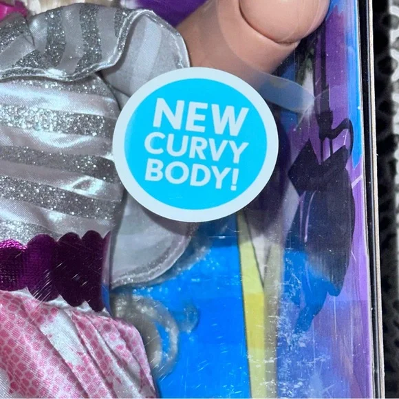 NOS NRFB MIB (C) 2018 28” Barbie Best Fashion Friend w/New Curvy Body - Blonde - Picture 3 of 13